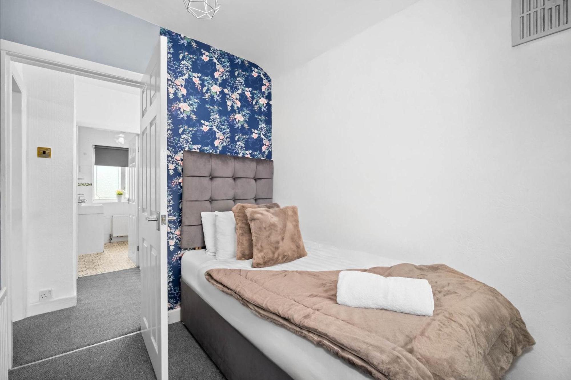 Stylish 3 Bedroom House - Parking - Garden - Great Barr - Netflix - Top Rated -121J เบอร์มิงแฮม ภายนอก รูปภาพ